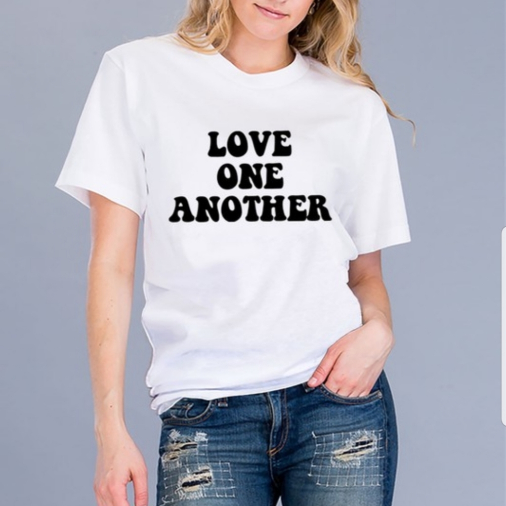Graphic T shirt short sleeve "Love One Another"